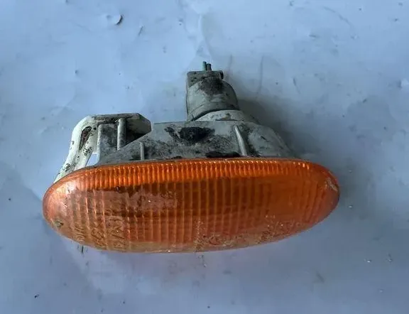 Преден ляв мигач на калника