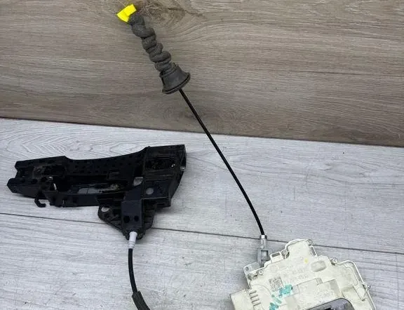 Заключване на задната лява врата