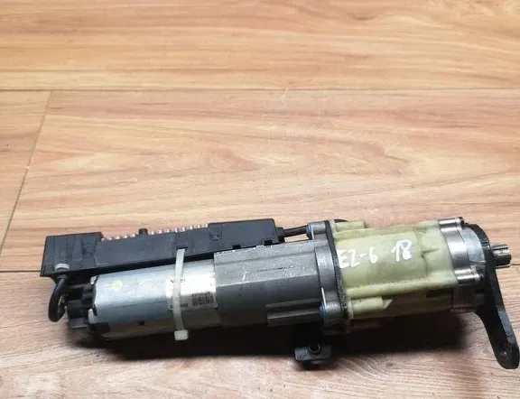 Мотор за плавно затваряне на багажника на задната врата