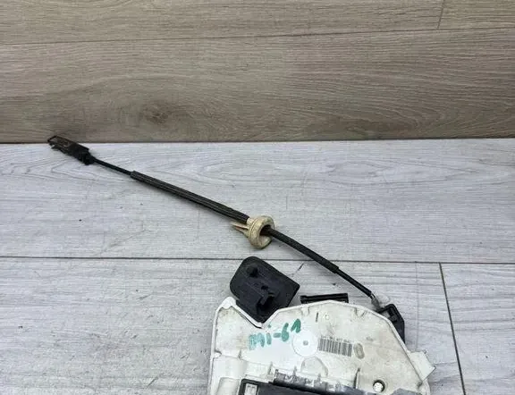 Заключване на предната лява врата