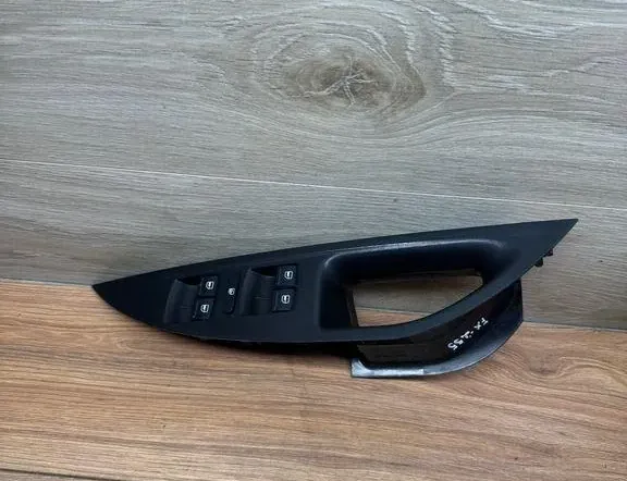 Превключвател за прозорец на предната лява врата