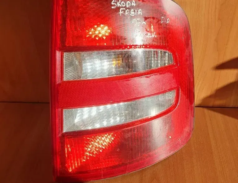 Задна дясна задна лампа