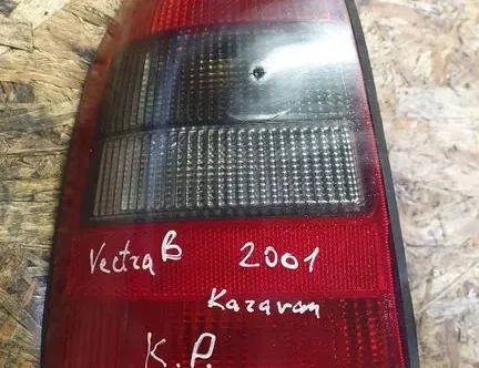 Задна лява задна светлина