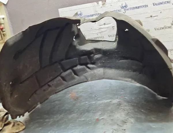 Преден ляв държач за калник