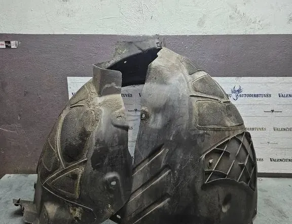 Предна дясна вътрешна обшивка на арката