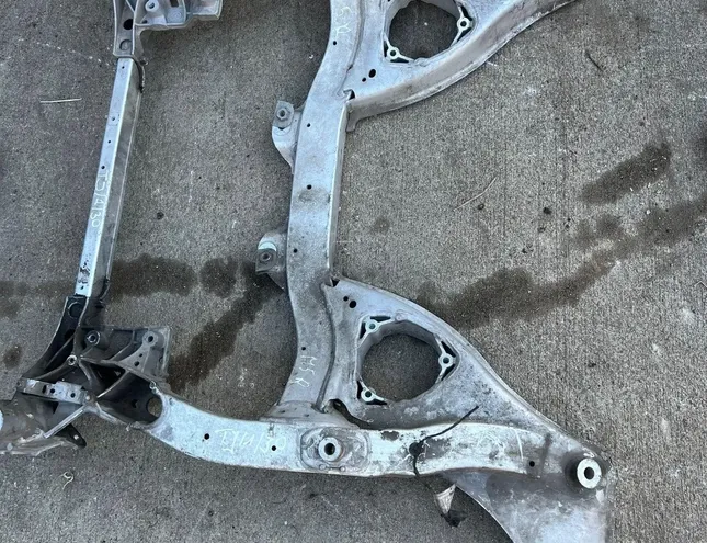 Подрамка на предното окачване