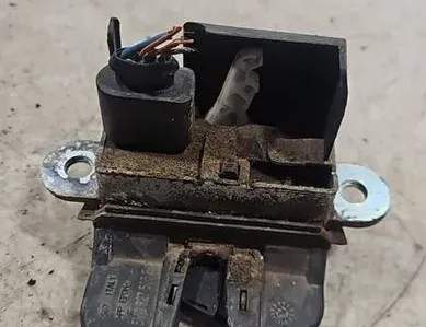 Заключване на багажника на задната врата