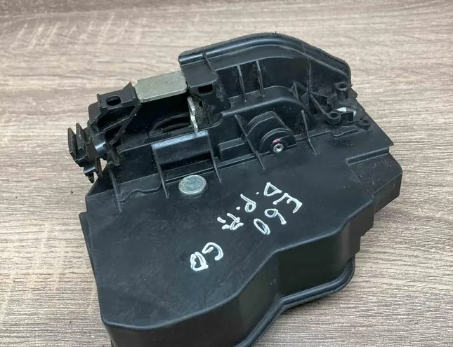 Заключване на предна дясна врата