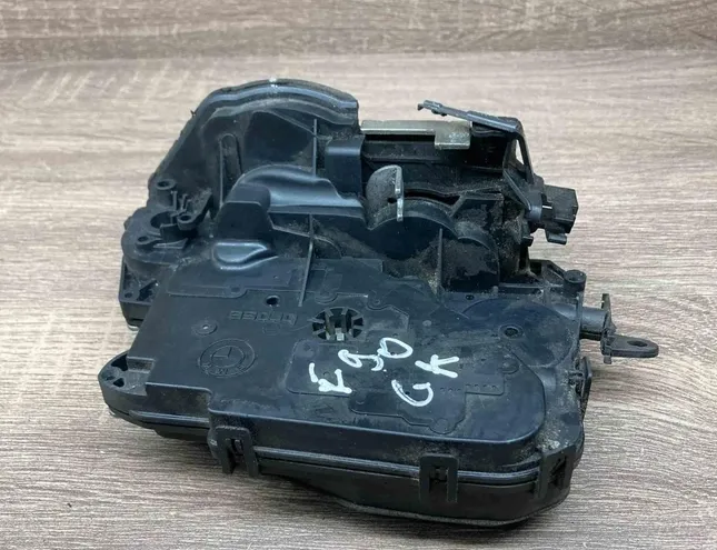 Долна ключалка на задната дясна врата