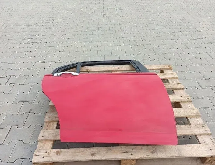 Задна дясна врата
