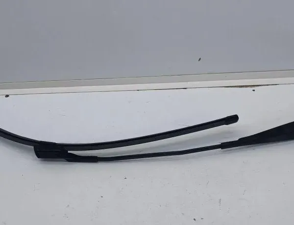 Рамо на предната чистачка