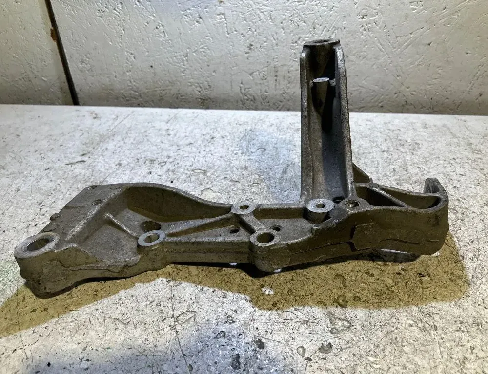 Задна скоба на двигателя