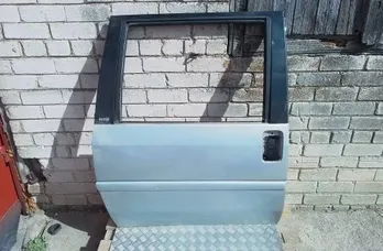 Задна дясна врата